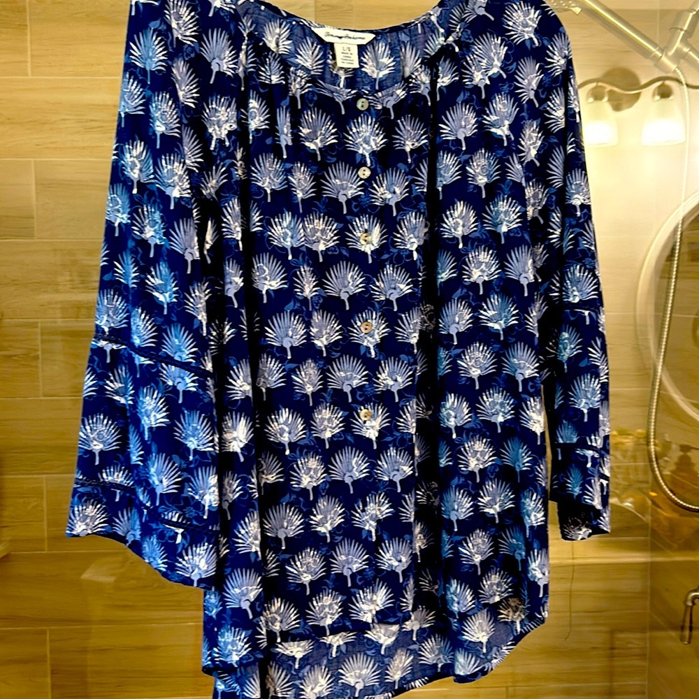 TOMMY BAHAMA size large button down top! Navy!